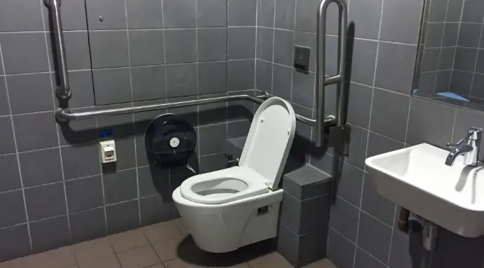 Salle de bain et WC PMR en EHPAD