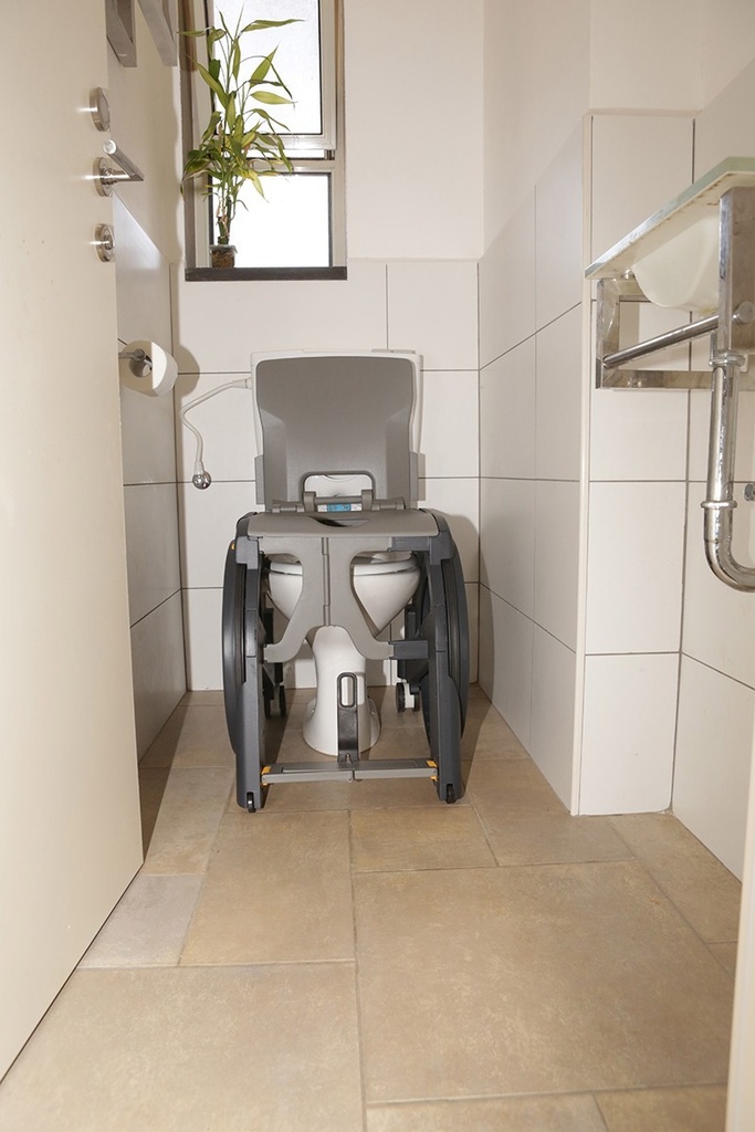 Fauteuil d'accès aux toilettes